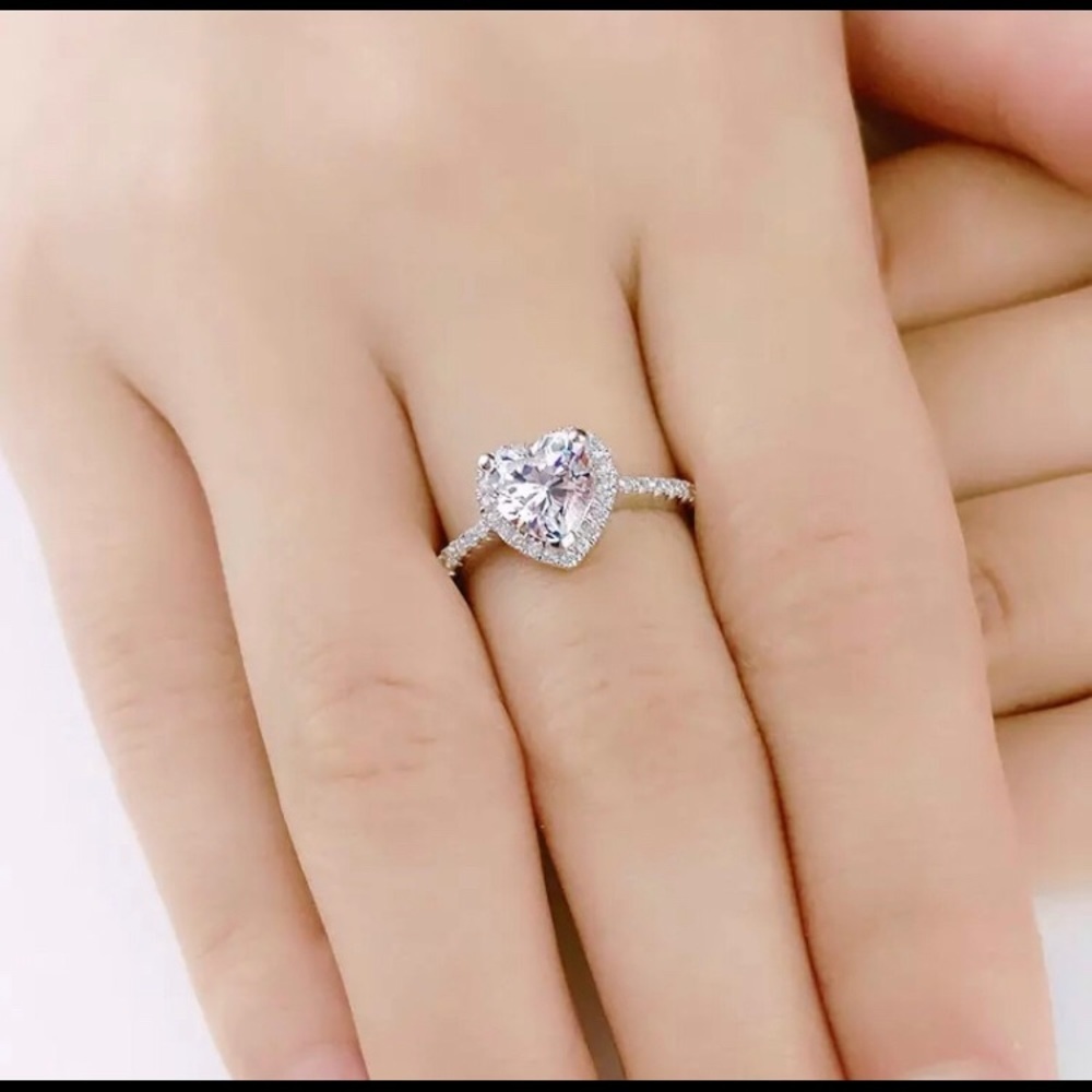 White Heart cut silver cubic zirconia ring - Picture 5 of 7